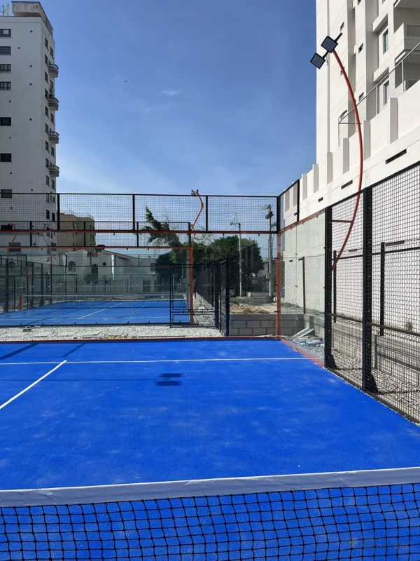 Estructura metálica y malla perimetral de la cancha de pádel de Cinto Padel Club en Santa Marta (4 de 4)