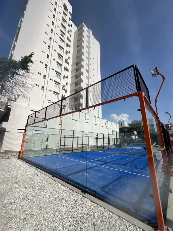 Césped sintético y líneas de juego de la cancha de pádel de Cinto Padel Club en Santa Marta (4 de 4)