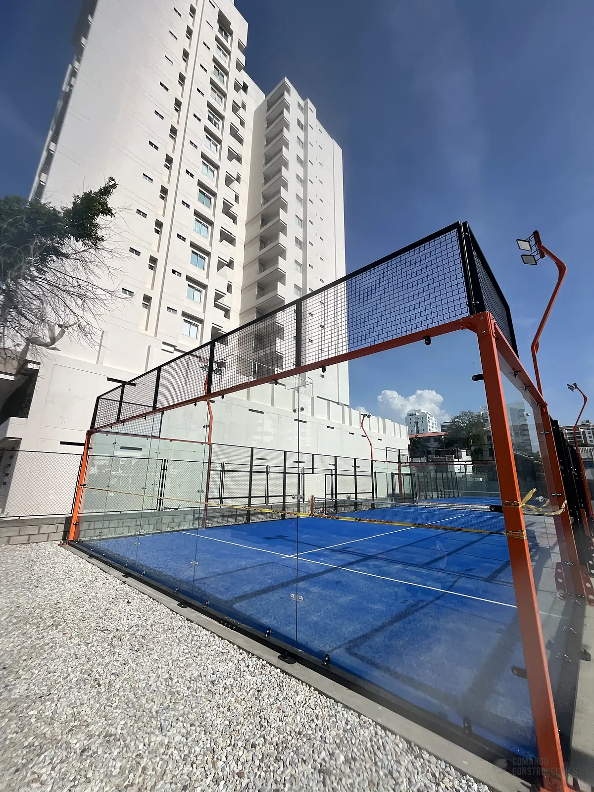 Césped sintético y líneas de juego de la cancha de pádel de Cinto Padel Club en Santa Marta