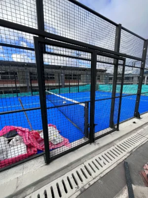Vista general de la cancha de pádel de Colegio Enrique Olaya Herrera en Bogotá (1 de 2)