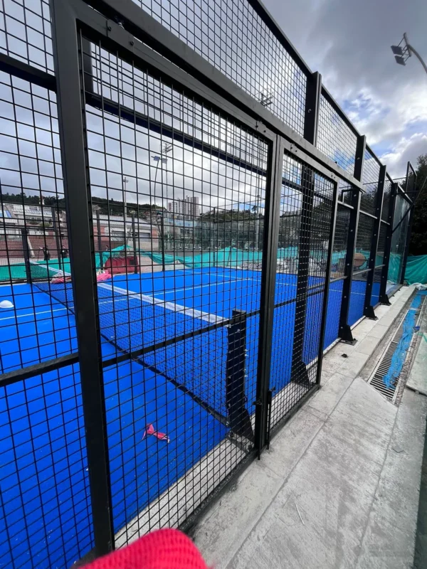 Muro de vidrio templado de la cancha de pádel de Colegio Enrique Olaya Herrera en Bogotá (1 de 2)