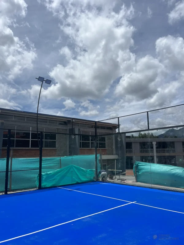 Obra de la cancha de pádel en el colegio de Colegio Enrique Olaya Herrera en Bogotá (1 de 2)