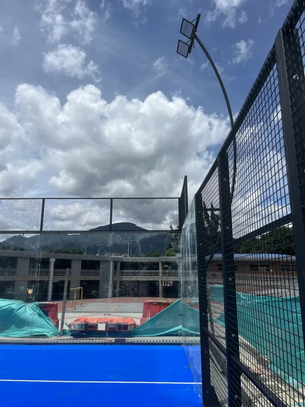 Obra de la cancha de pádel en el colegio de Colegio Enrique Olaya Herrera en Bogotá (2 de 2)