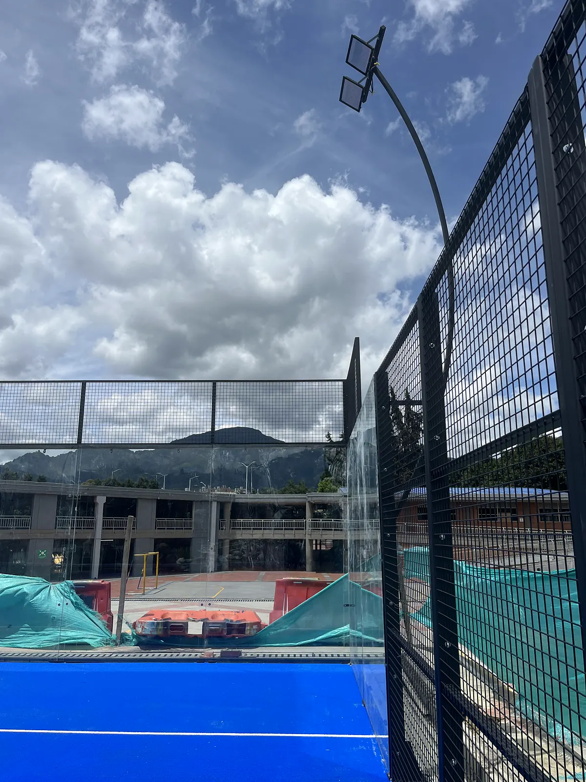 Obra de la cancha de pádel en el colegio de Colegio Enrique Olaya Herrera en Bogotá