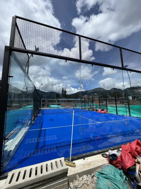 Instalación del césped de la cancha de pádel de Colegio Enrique Olaya Herrera en Bogotá, en mayo de 2026