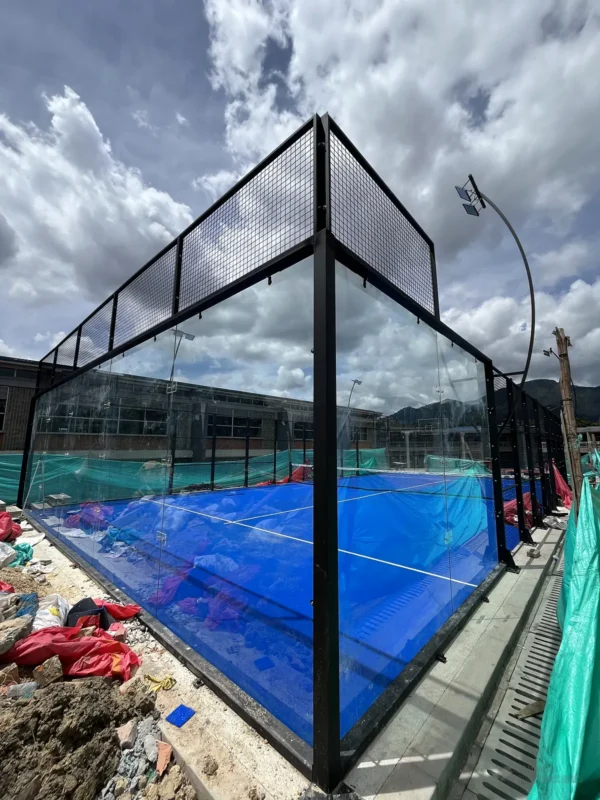 Vista en diagonal de la cancha de pádel de Colegio Enrique Olaya Herrera en Bogotá