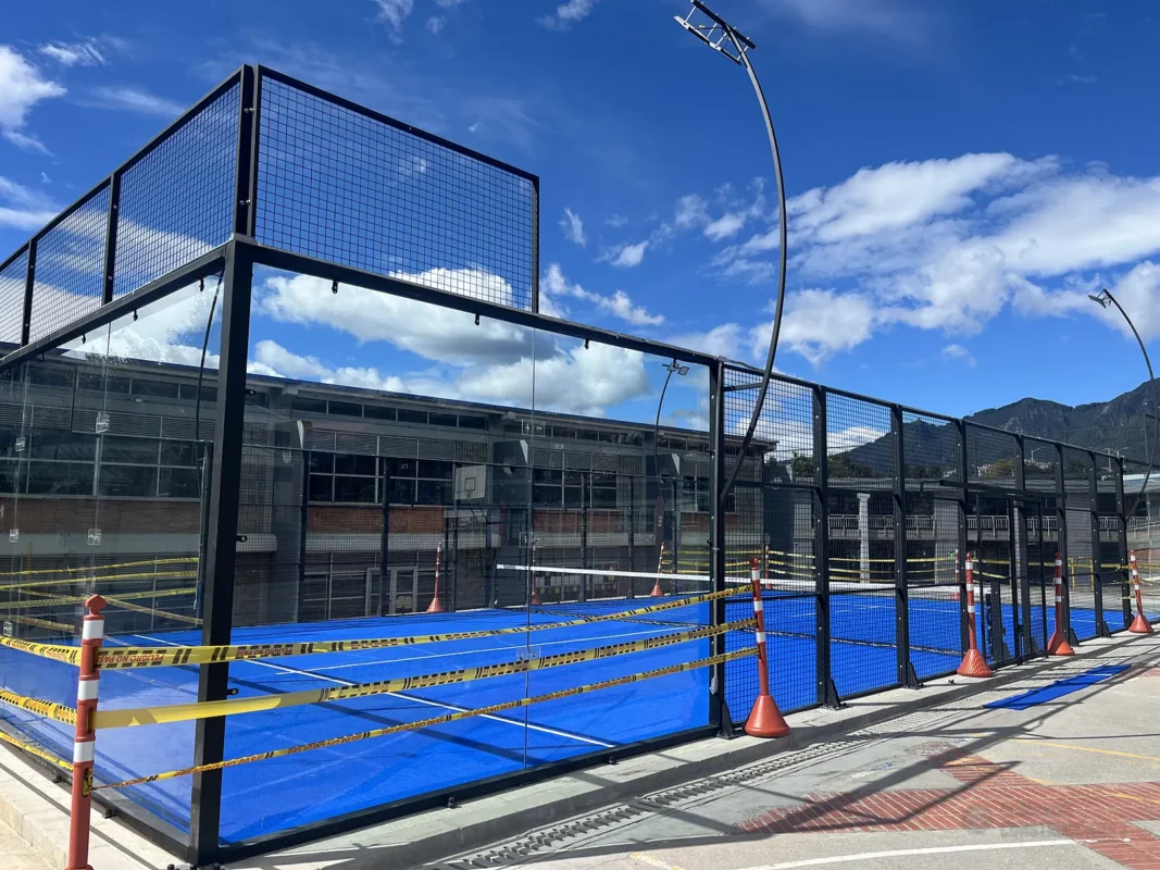 Instalación del césped de la cancha de pádel de Colegio Enrique Olaya Herrera en Bogotá, en junio de 2026
