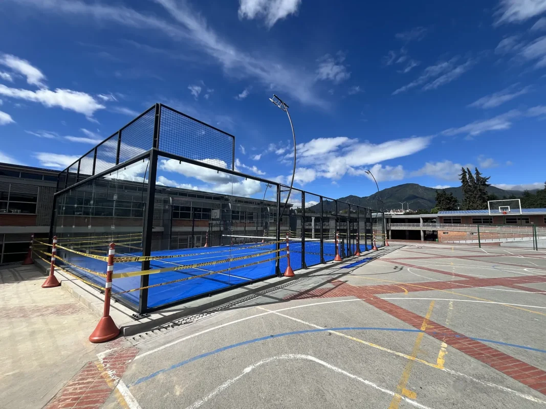 Fondo de vidrio templado de la cancha de pádel de Colegio Enrique Olaya Herrera en Bogotá