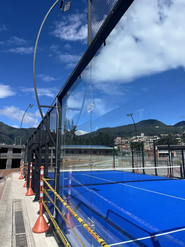Muro de vidrio templado de la cancha de pádel de Colegio Enrique Olaya Herrera en Bogotá (2 de 2)