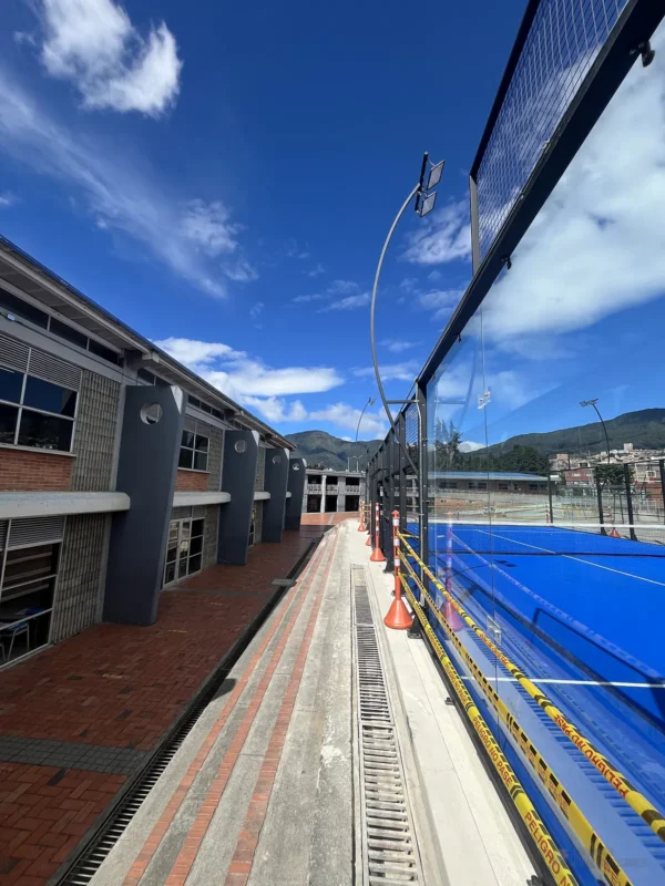 Estructura metálica y malla perimetral de la cancha de pádel de Colegio Enrique Olaya Herrera en Bogotá