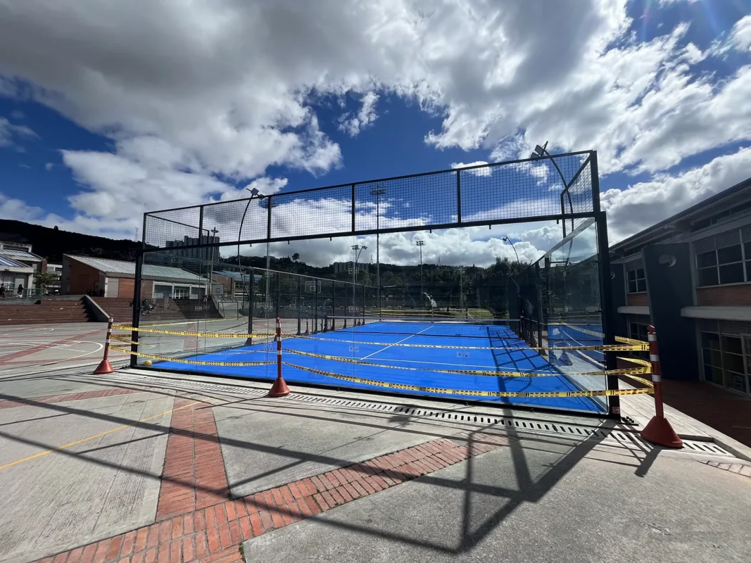 Césped sintético y líneas de juego de la cancha de pádel de Colegio Enrique Olaya Herrera en Bogotá