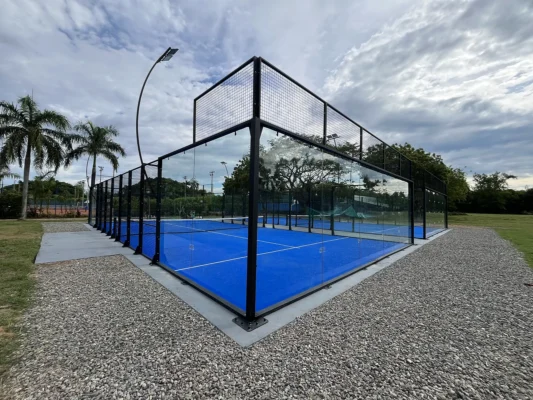 Vista en diagonal de la cancha de pádel de Condominio Campestre El Peñón en Girardot (1 de 3)