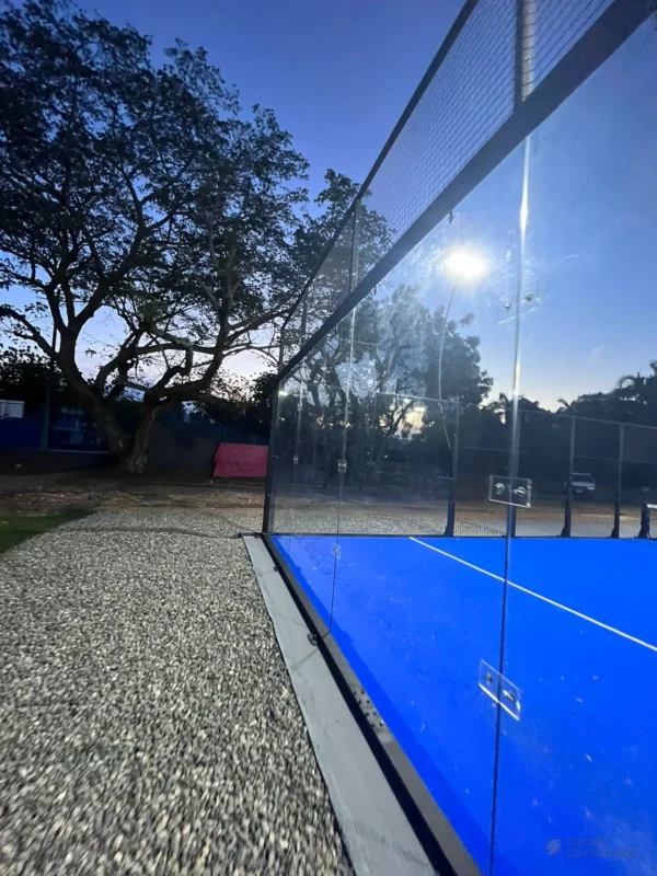 Cancha de pádel iluminada al atardecer de Condominio Campestre El Peñón en Girardot (1 de 2)