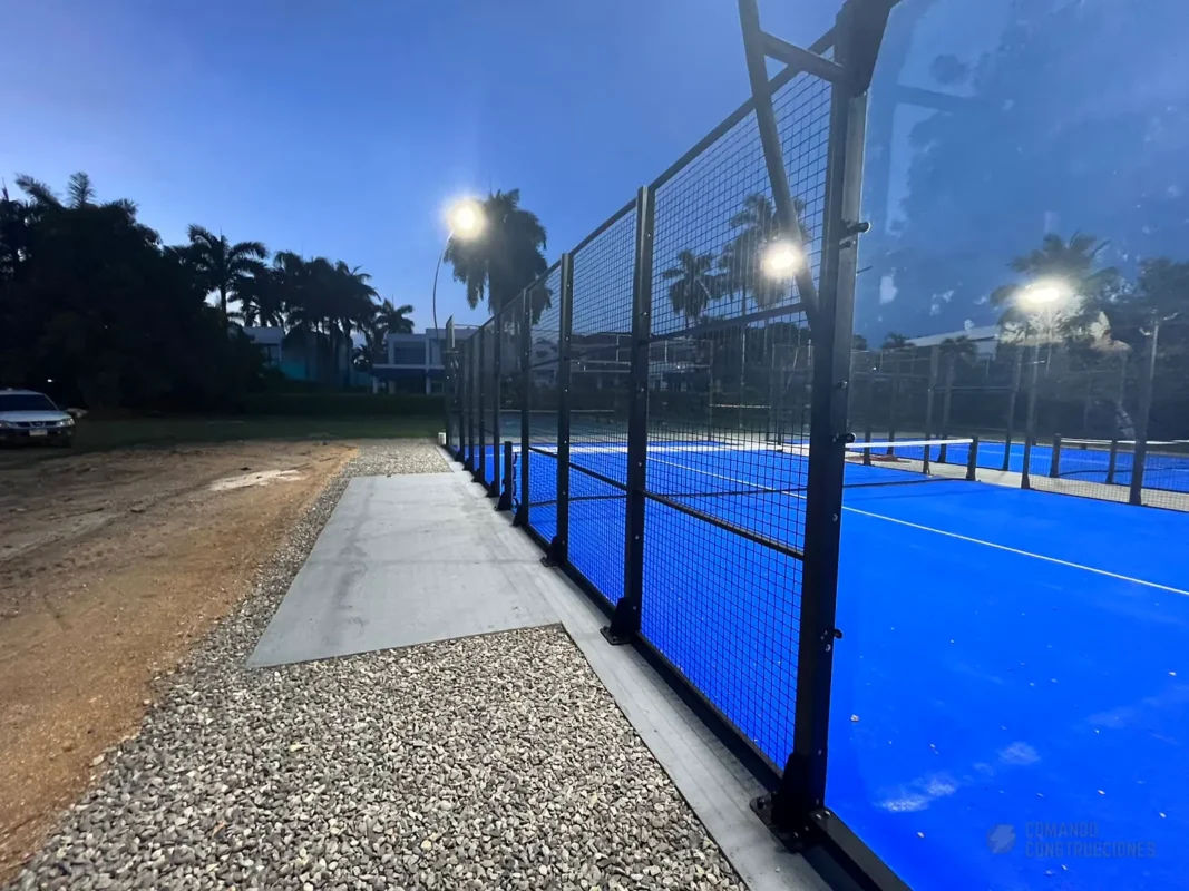 Cancha de pádel iluminada al atardecer de Condominio Campestre El Peñón en Girardot (2 de 2)