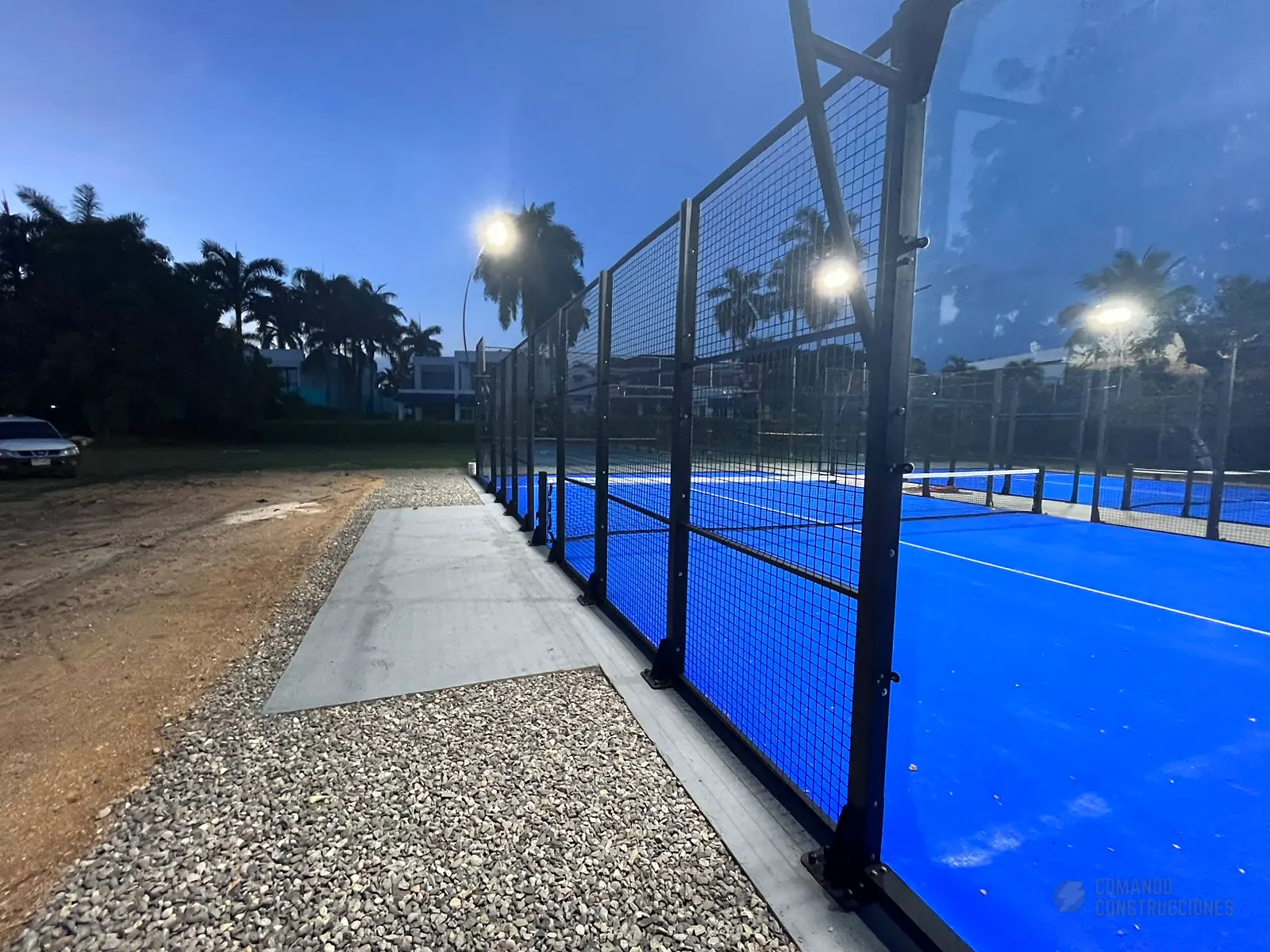 Cancha de pádel iluminada al atardecer de Condominio Campestre El Peñón en Girardot
