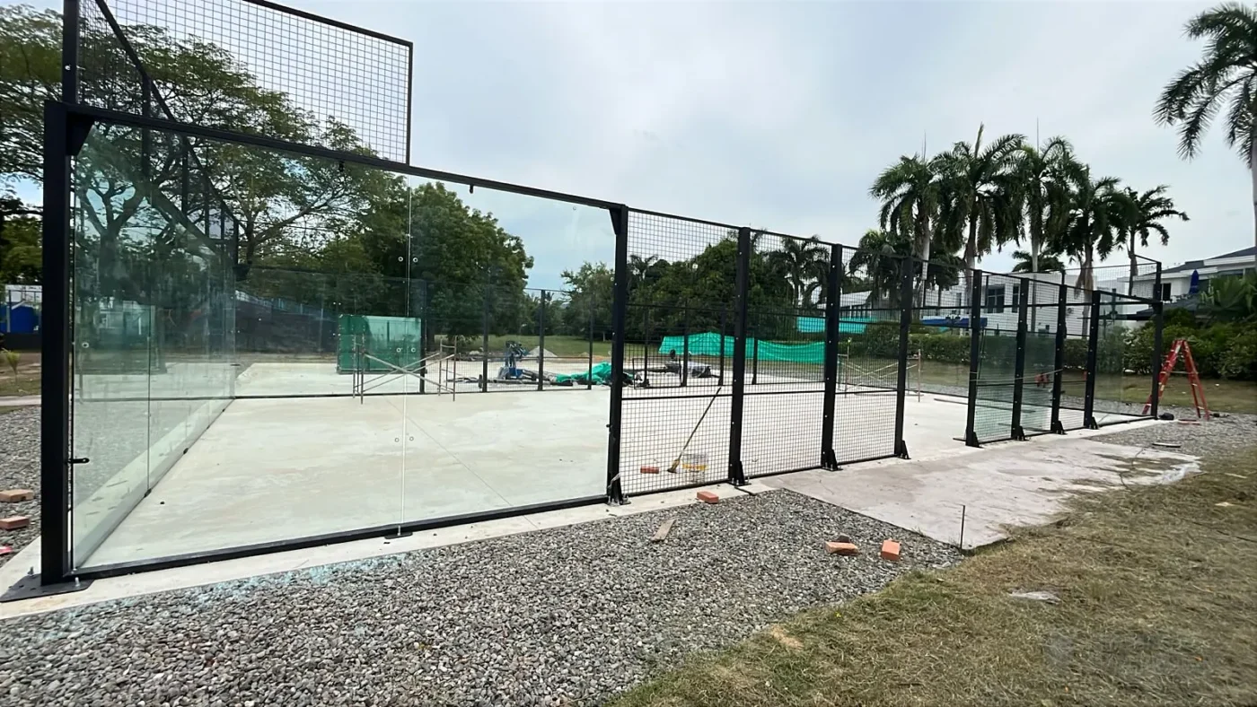 Montaje de la estructura de la cancha de pádel de Condominio Campestre El Peñón en Girardot (1 de 2)