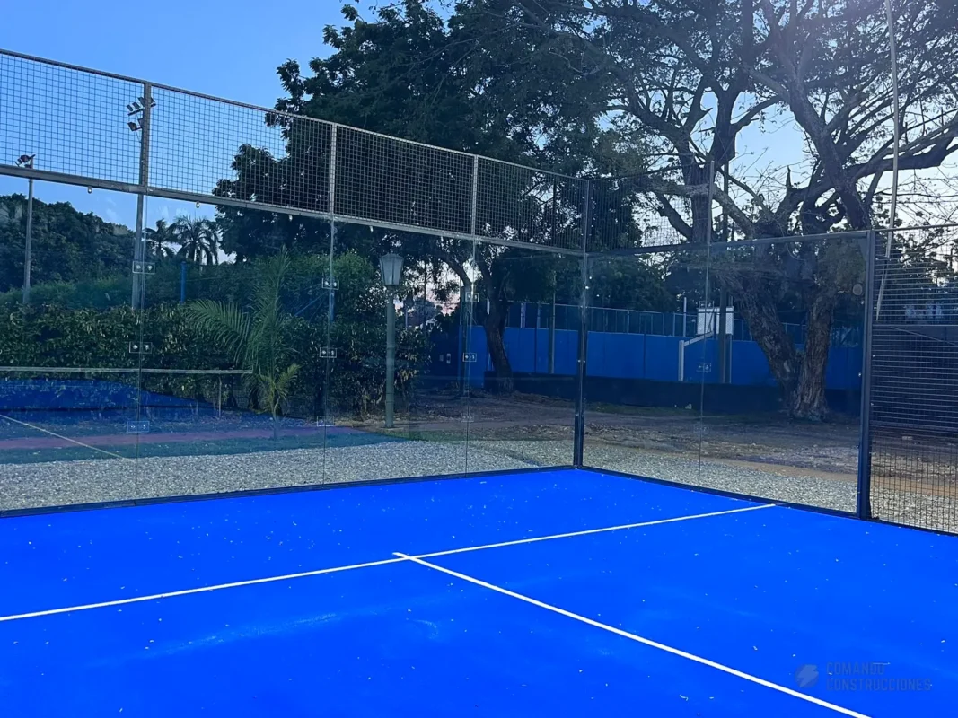 Césped sintético y líneas de juego de la cancha de pádel de Condominio Campestre El Peñón en Girardot (1 de 4)