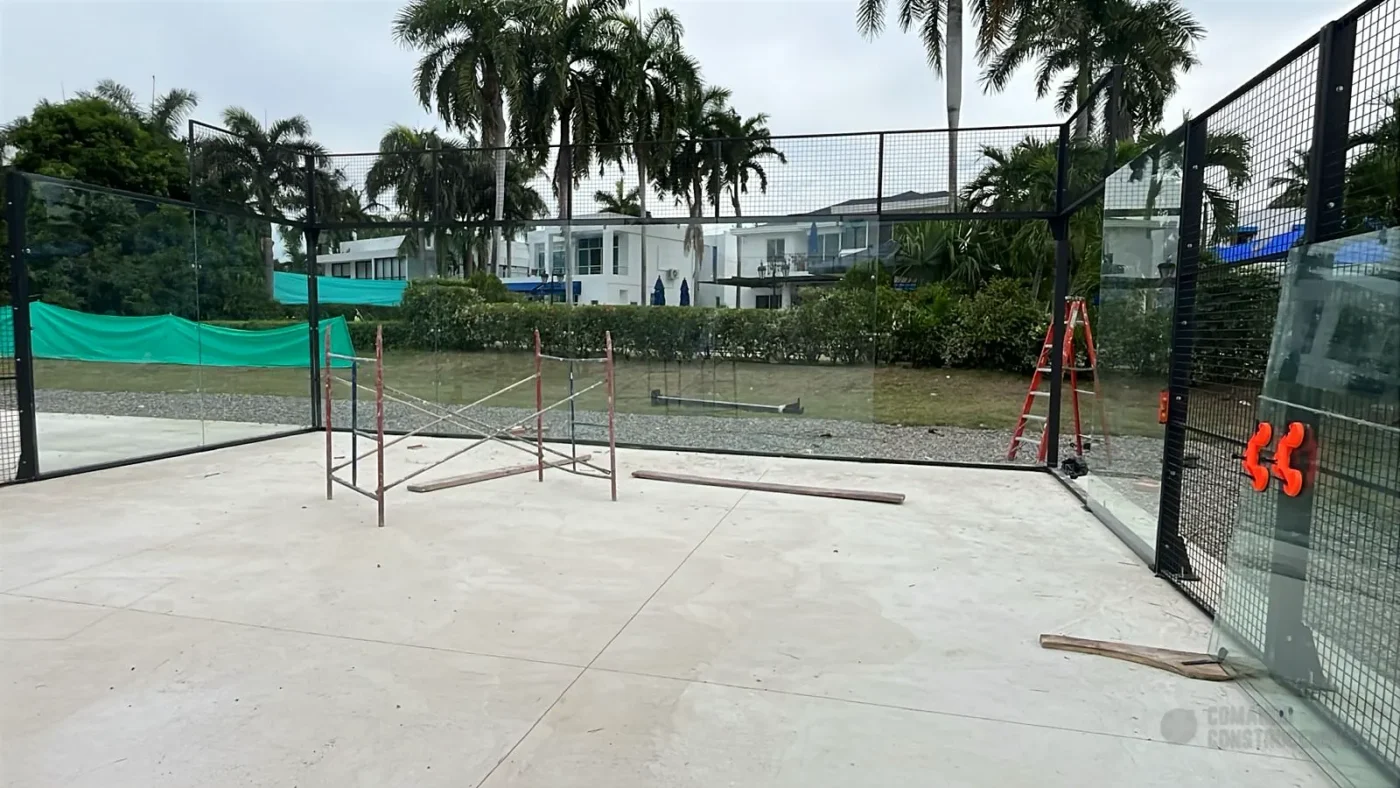 Placa de concreto antes de instalar la cancha de pádel de Condominio Campestre El Peñón en Girardot