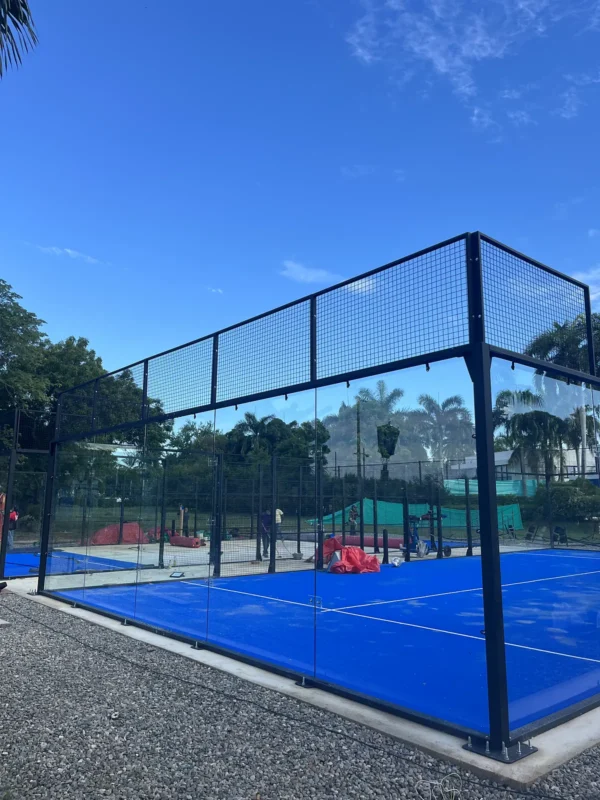 Vista en diagonal de la cancha de pádel de Condominio Campestre El Peñón en Girardot (2 de 3)