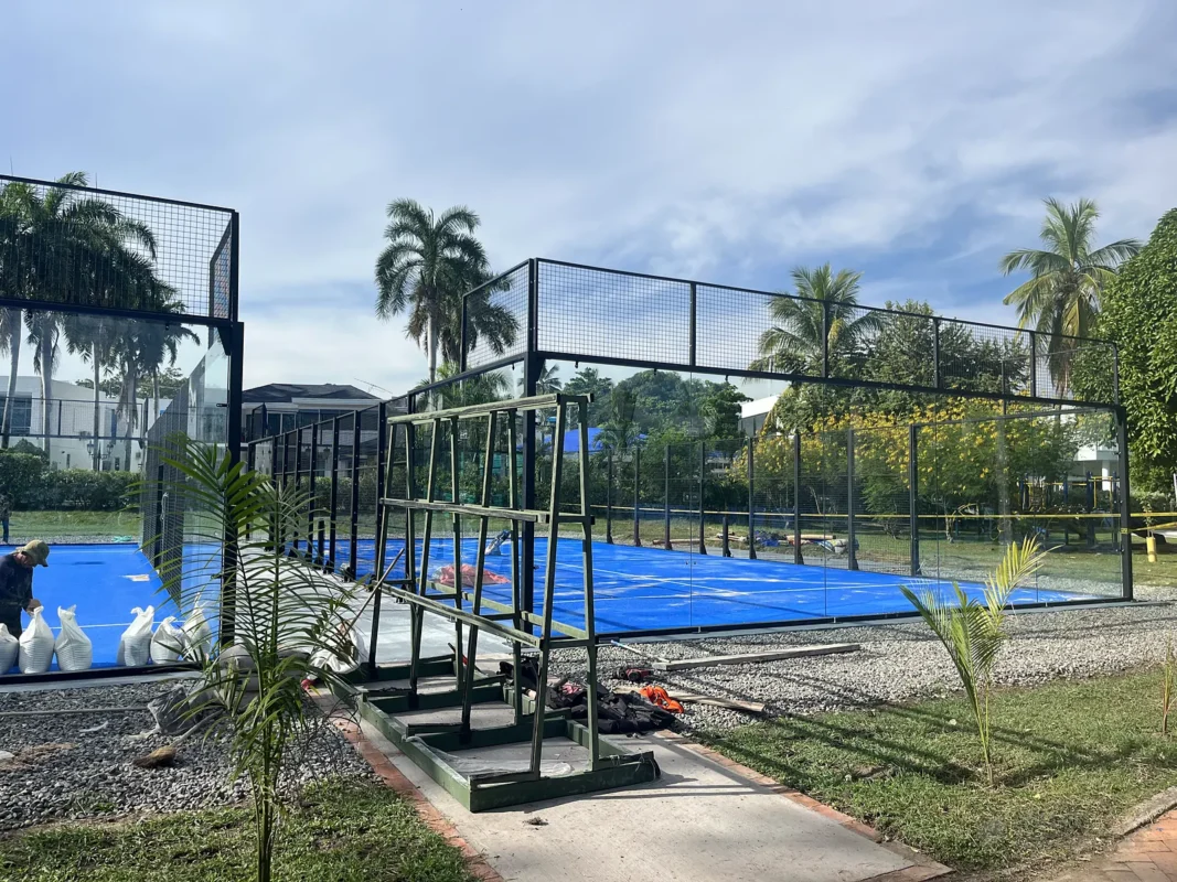 Montaje de la estructura de la cancha de pádel de Condominio Campestre El Peñón en Girardot (2 de 2)