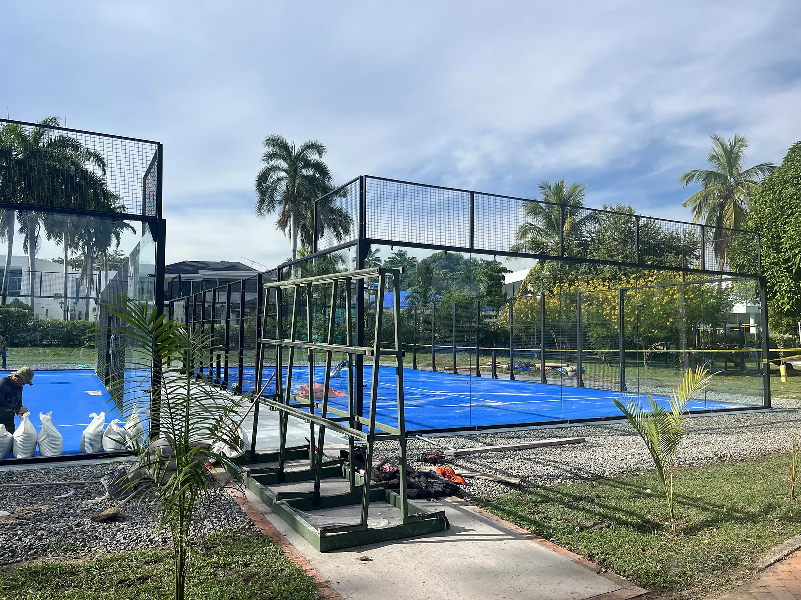 Montaje de la estructura de la cancha de pádel de Condominio Campestre El Peñón en Girardot