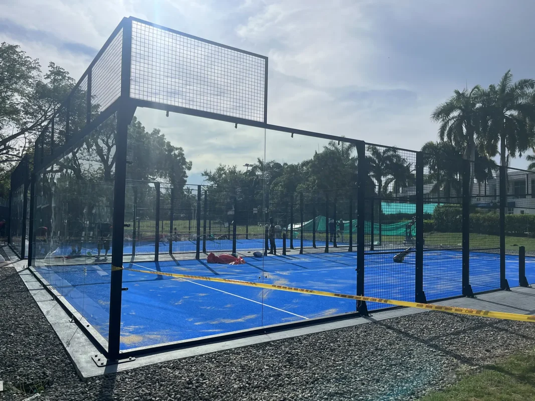 Fondo de vidrio templado de la cancha de pádel de Condominio Campestre El Peñón en Girardot (1 de 3)