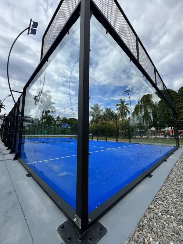 Muro de vidrio templado de la cancha de pádel de Condominio Campestre El Peñón en Girardot (1 de 3)