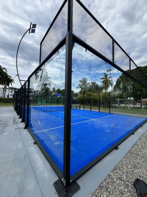 Estructura metálica y malla perimetral de la cancha de pádel de Condominio Campestre El Peñón en Girardot (1 de 3)