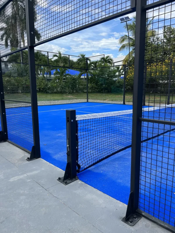 Césped sintético y líneas de juego de la cancha de pádel de Condominio Campestre El Peñón en Girardot (2 de 4)