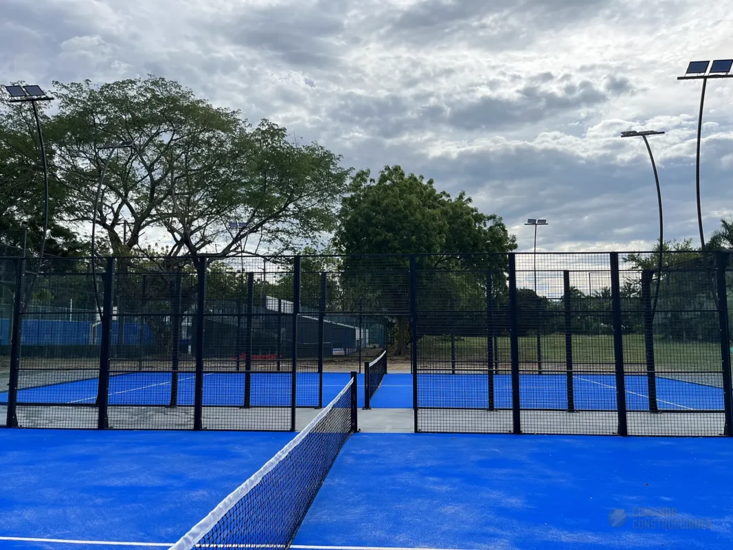 Red y postes centrales de la cancha de pádel de Condominio Campestre El Peñón en Girardot (1 de 2)