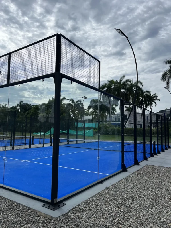 Vista en diagonal de la cancha de pádel de Condominio Campestre El Peñón en Girardot (3 de 3)