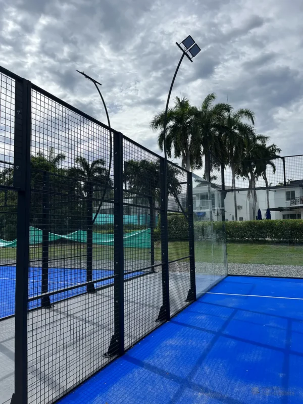 Perfilería y esquina estructural de la cancha de pádel de Condominio Campestre El Peñón en Girardot (1 de 2)