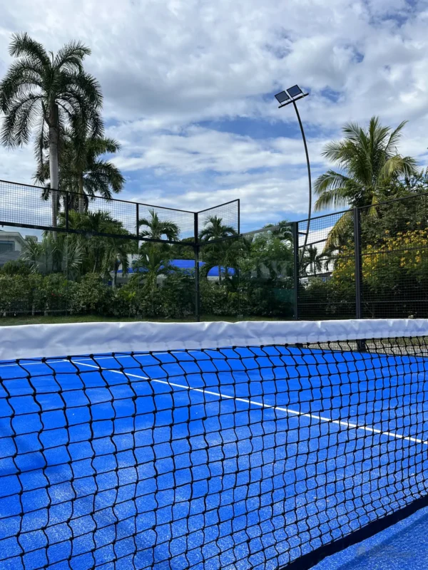 Fondo de vidrio templado de la cancha de pádel de Condominio Campestre El Peñón en Girardot (2 de 3)
