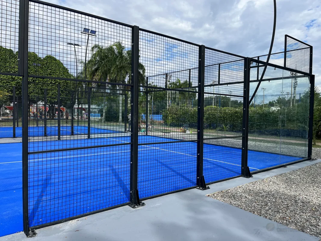 Muro de vidrio templado de la cancha de pádel de Condominio Campestre El Peñón en Girardot (2 de 3)