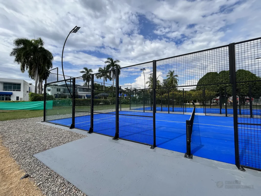 Estructura metálica y malla perimetral de la cancha de pádel de Condominio Campestre El Peñón en Girardot (2 de 3)