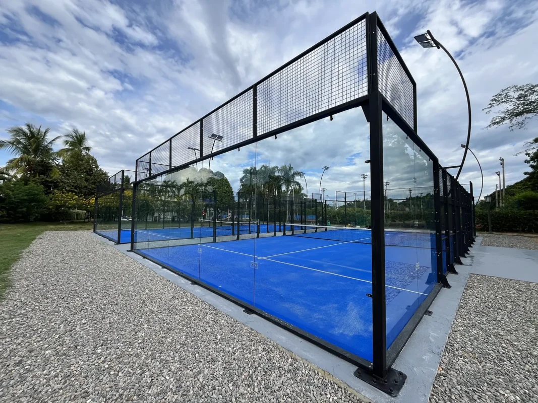 Césped sintético y líneas de juego de la cancha de pádel de Condominio Campestre El Peñón en Girardot (3 de 4)