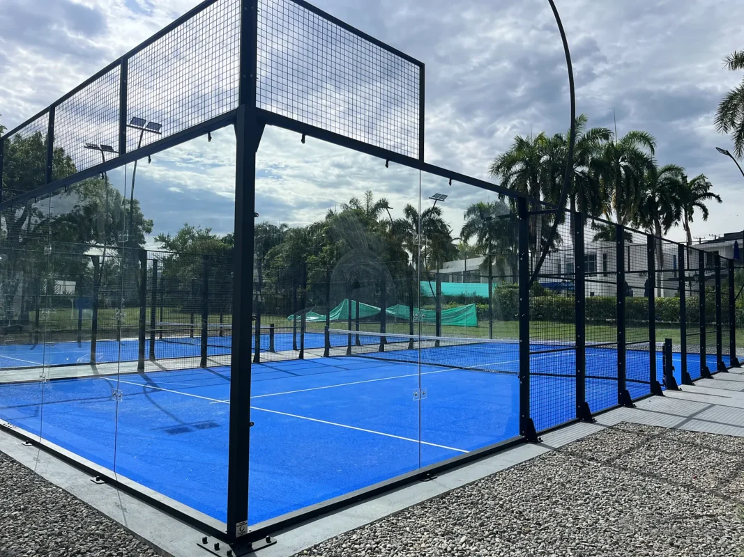 Perfilería y esquina estructural de la cancha de pádel de Condominio Campestre El Peñón en Girardot (2 de 2)