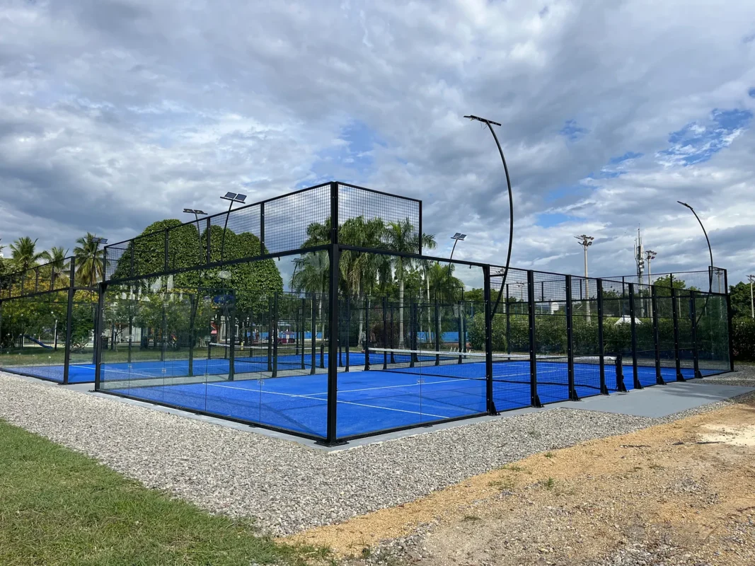 Fondo de vidrio templado de la cancha de pádel de Condominio Campestre El Peñón en Girardot (3 de 3)