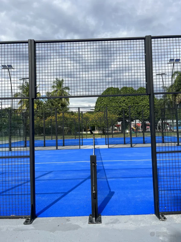 Muro de vidrio templado de la cancha de pádel de Condominio Campestre El Peñón en Girardot (3 de 3)