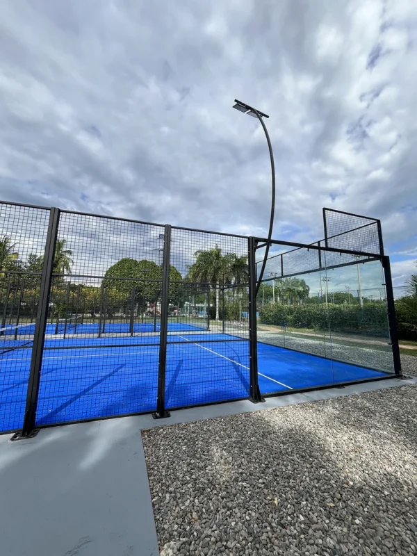 Estructura metálica y malla perimetral de la cancha de pádel de Condominio Campestre El Peñón en Girardot (3 de 3)