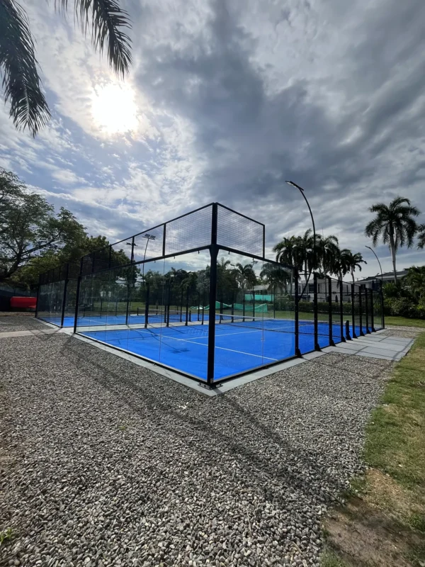 Césped sintético y líneas de juego de la cancha de pádel de Condominio Campestre El Peñón en Girardot (4 de 4)