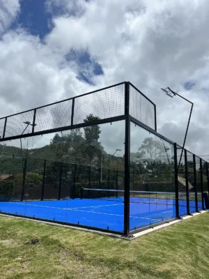 Red y postes centrales de la cancha de pádel de Conjunto Casa de Campo en La Calera, en septiembre de 2025