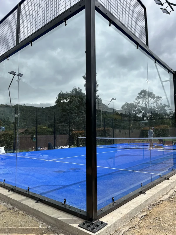 Vista general de la cancha de pádel de Conjunto Casa de Campo en La Calera (1 de 3)