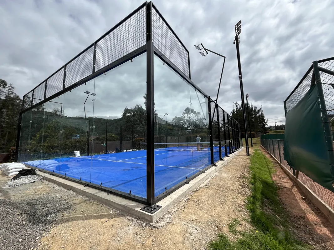 Montaje de la cancha de pádel del conjunto de Conjunto Casa de Campo en La Calera (1 de 2)