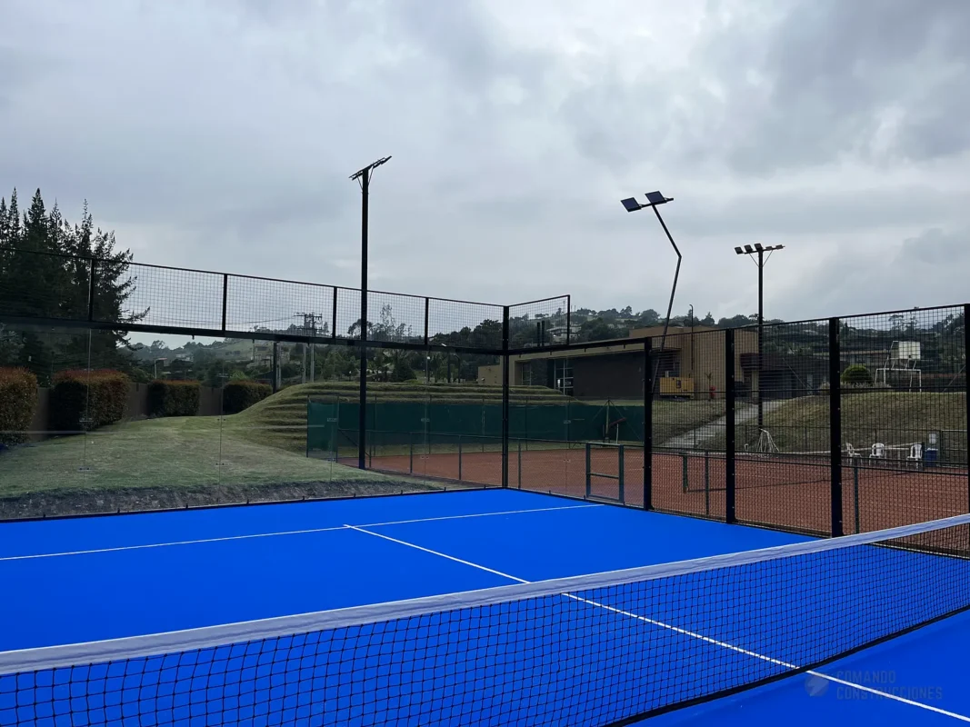 Césped sintético y líneas de juego de la cancha de pádel de Conjunto Casa de Campo en La Calera (1 de 3)