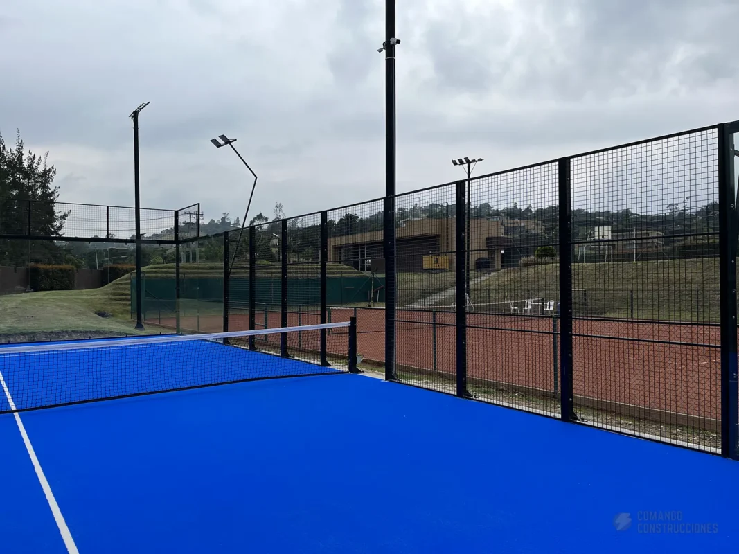 Red y postes centrales de la cancha de pádel de Conjunto Casa de Campo en La Calera, en febrero de 2025