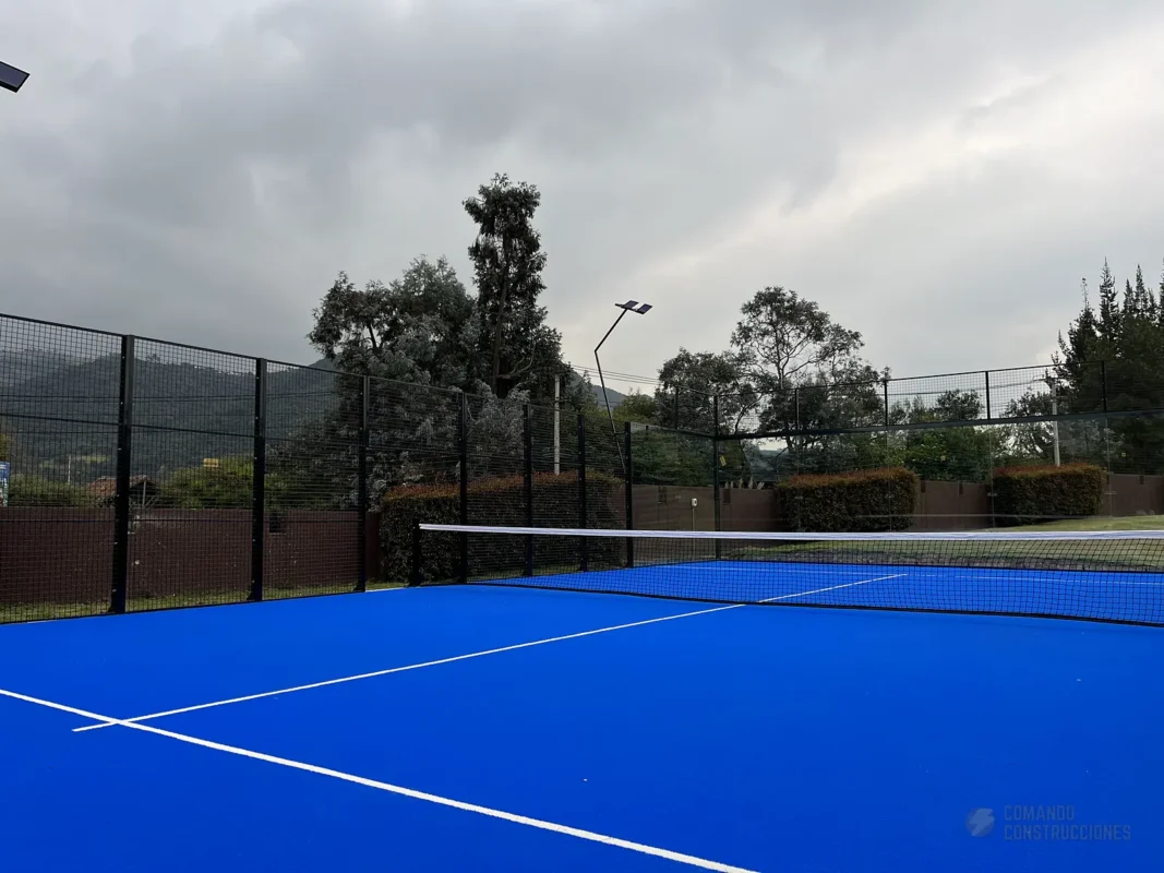 Vista en diagonal de la cancha de pádel de Conjunto Casa de Campo en La Calera, en febrero de 2025
