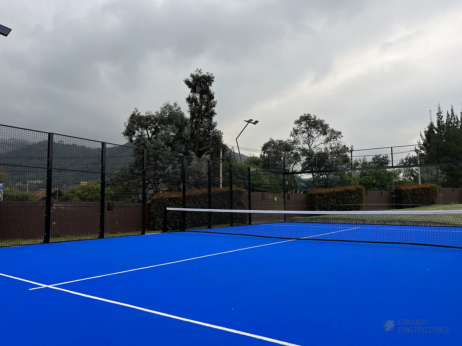 Vista en diagonal de la cancha de pádel de Conjunto Casa de Campo en La Calera