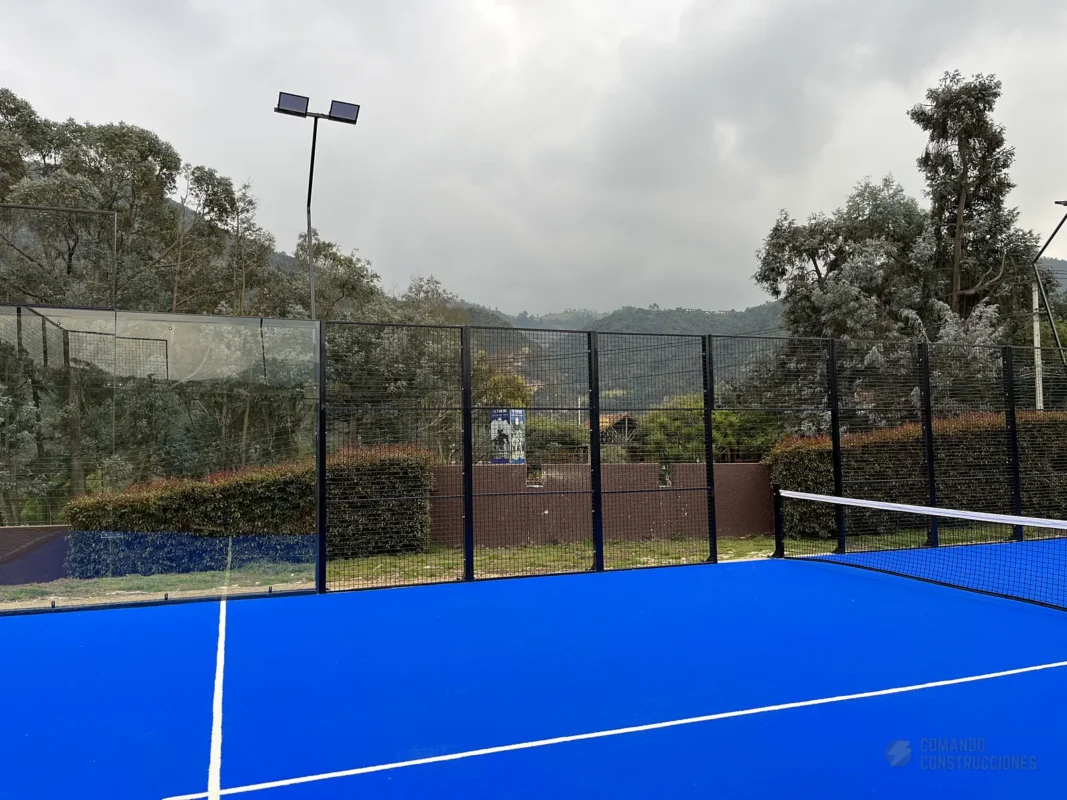 Perfilería y esquina estructural de la cancha de pádel de Conjunto Casa de Campo en La Calera, en febrero de 2025