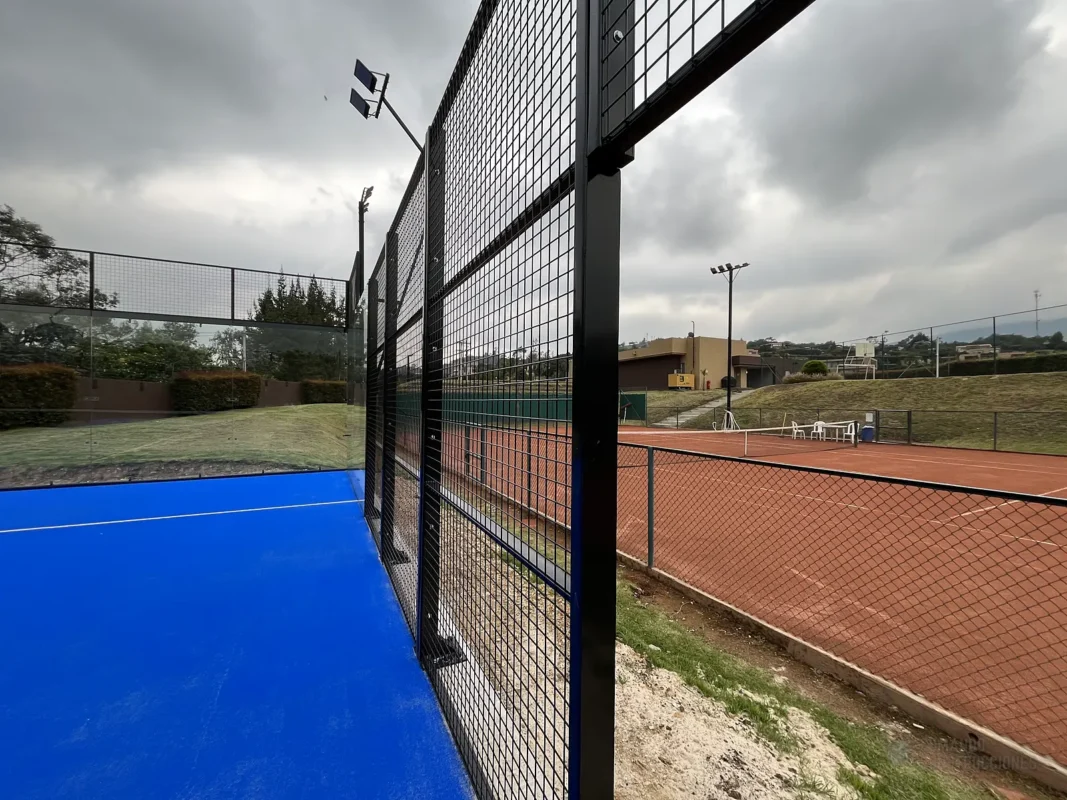 Fondo de vidrio templado de la cancha de pádel de Conjunto Casa de Campo en La Calera, en febrero de 2025